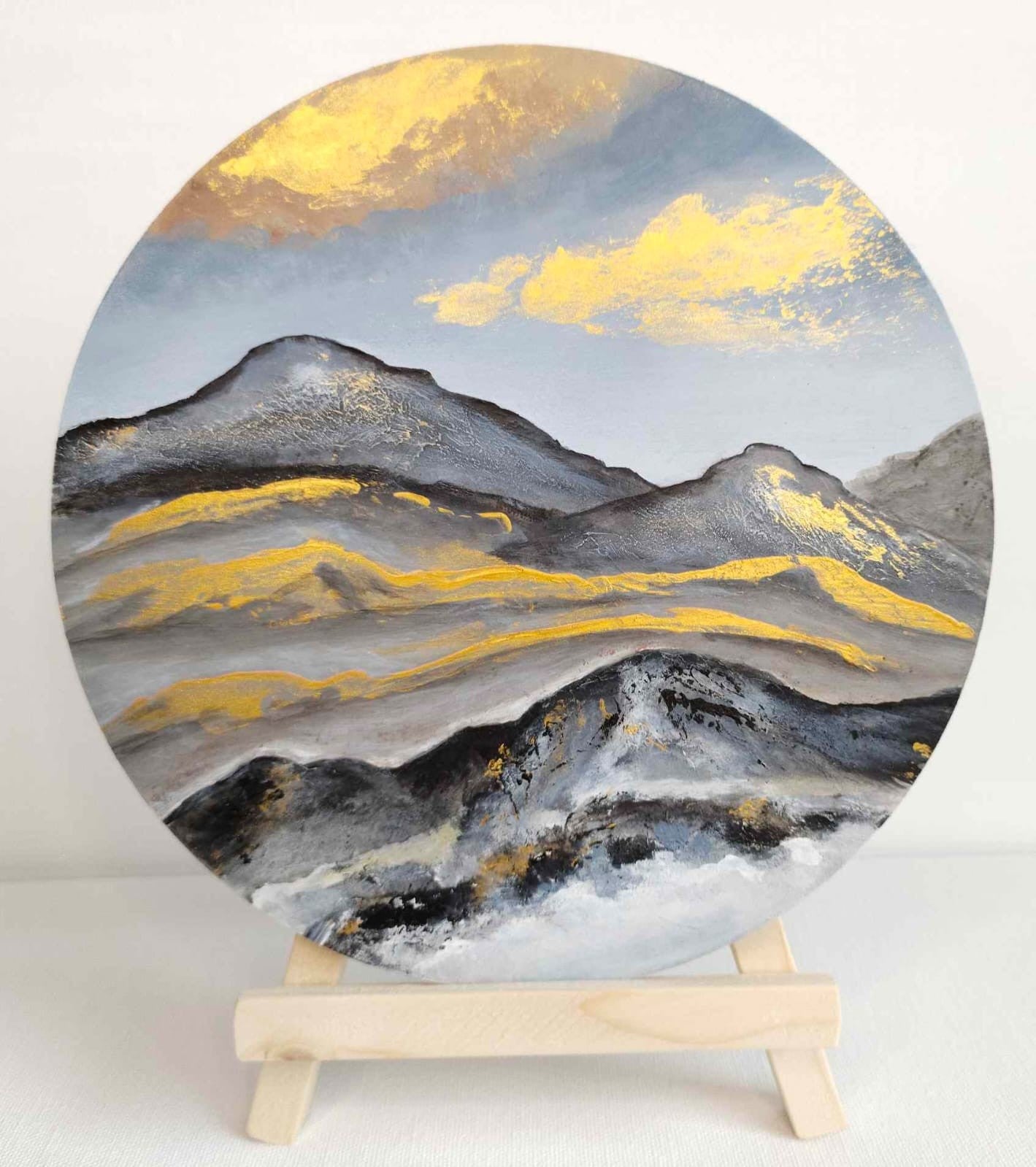 Round shaped  Golden Peaks in MDF Board with wooden easel